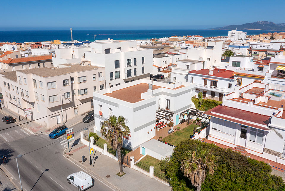 Tarifa Kite Hostel desde el aire y el mar de fondo