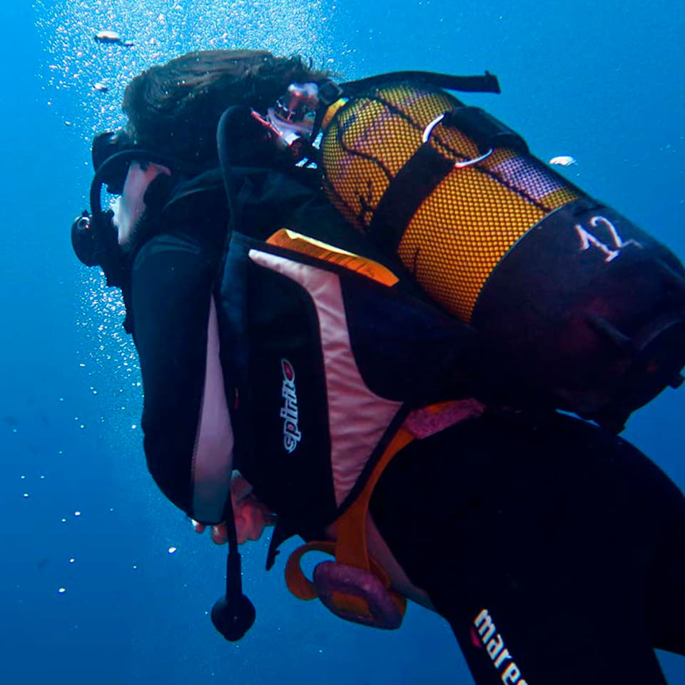 Submarinista con bombona haciendo una inmersión