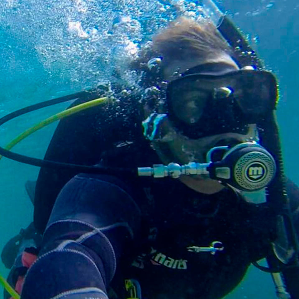 Submarinista con bombona haciendo una inmersión