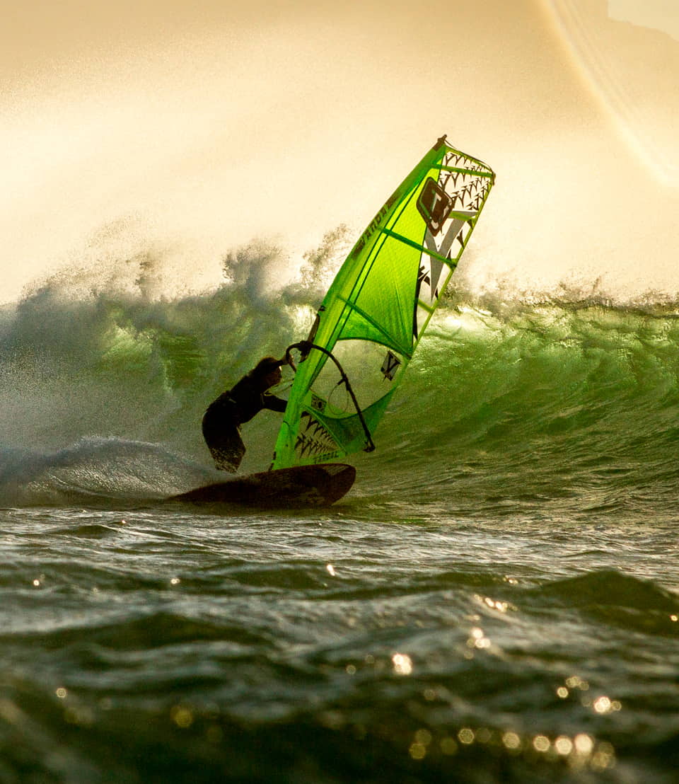 Windsurfista bajando una ola