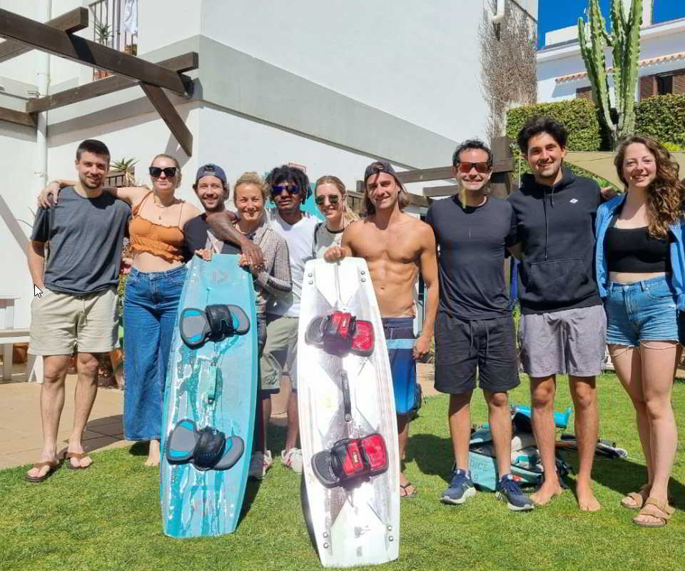 grupo alumnos kitesurf mysfit tarifa