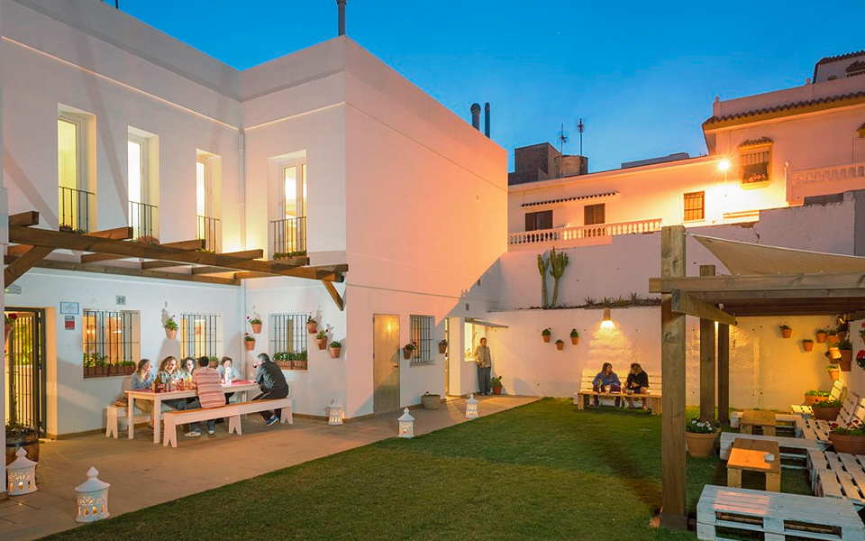 Jardín por la noche de Tarifa Kite Hostel