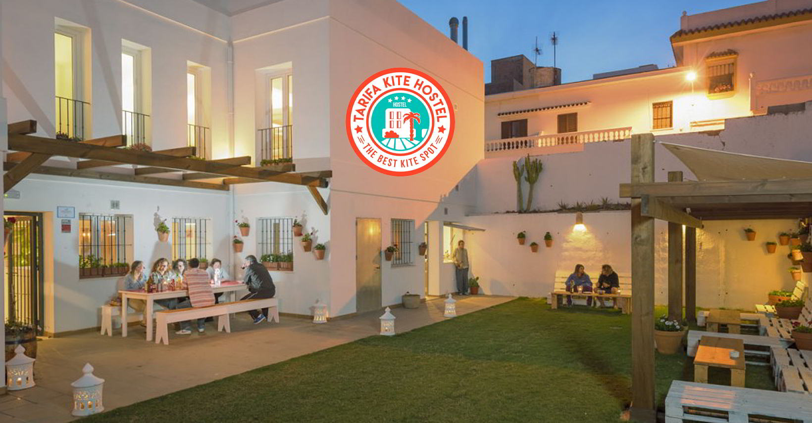 Viajeros en la terraza de tarifas de kite hostel