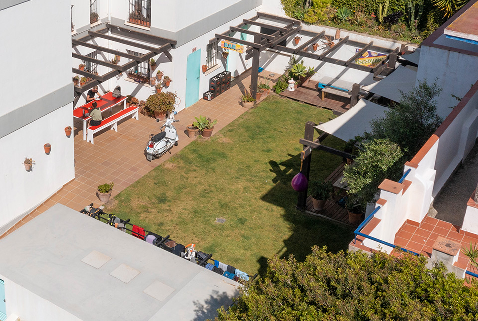 Vista aérea del jardín Tarifa Kite Hostel