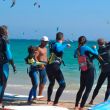 Monitor de windsurf dando clases en el mar