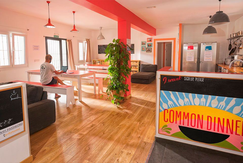 Comedor y Cocinas Tarifa Kite Hostel