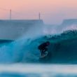 Surfer pillando una ola de tubo en la isla de Tarifa