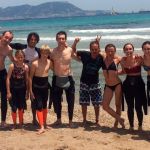 Profesor de surf con los alumnos en la playa