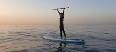Chica haciendo Paddel Surf en Tarifa