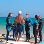 Monitor de windsurf dando clases en el mar